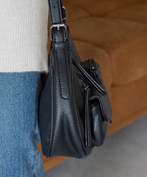 GUSCIO(グッシオ)の「【グッシオベーシック】アウトポケットショルダーバッグ(ショルダーバッグ・レディース・ブラック/グレー/シルバー/レッド/モカ・FREE)」の19枚目の写真