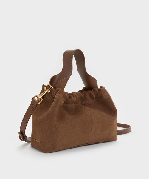 CHARLES & KEITH（チャールズ & キース）の「Ally アリー リサイクルスエードルーシュドスラウチー チェーンハンドルバッグ（ショルダーバッグ・レディース・モカ・S）」の3枚目の写真