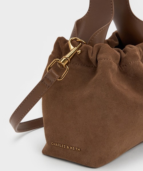 CHARLES & KEITH（チャールズ & キース）の「Ally アリー リサイクルスエードルーシュドスラウチー チェーンハンドルバッグ（ショルダーバッグ・レディース・モカ・S）」の5枚目の写真