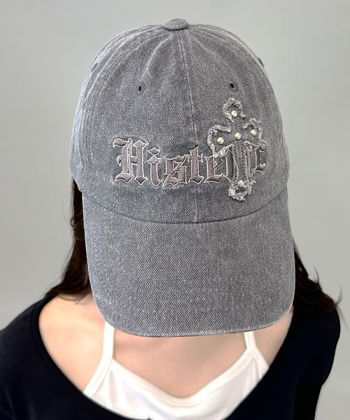 FOLLOWIN(フォロウィン)の「クロスモチーフ刺繍ロゴヴィンテージキャップ(キャップ・レディース・グレー/ベージュ/バーガンディー・FREE)」の1枚目の写真