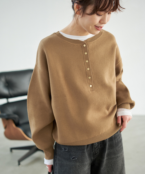 Spick & Span(スピックアンドスパン)の「《WEB限定 / 追加2》メタルボタンヘンリーネックニット(ニット/セーター・レディース・ブラック/グレー/キャメル・FREE)」の3枚目の写真