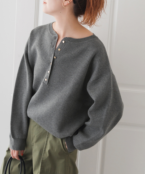 Spick & Span(スピックアンドスパン)の「《WEB限定 / 追加2》メタルボタンヘンリーネックニット(ニット/セーター・レディース・ブラック/グレー/キャメル・FREE)」の2枚目の写真