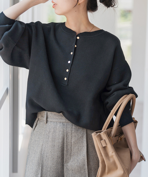 Spick & Span(スピックアンドスパン)の「《WEB限定 / 追加2》メタルボタンヘンリーネックニット(ニット/セーター・レディース・ブラック/グレー/キャメル・FREE)」の1枚目の写真