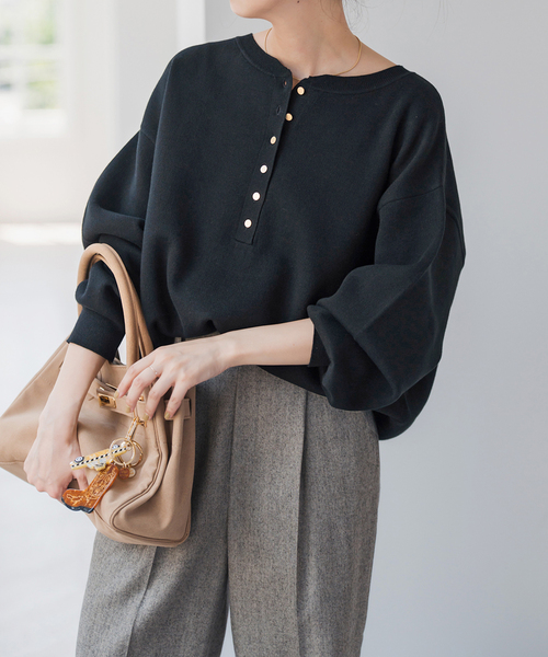 Spick & Span(スピックアンドスパン)の「《WEB限定 / 追加2》メタルボタンヘンリーネックニット(ニット/セーター・レディース・ブラック/グレー/キャメル・FREE)」の4枚目の写真