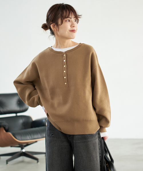 Spick & Span(スピックアンドスパン)の「《WEB限定 / 追加2》メタルボタンヘンリーネックニット(ニット/セーター・レディース・ブラック/グレー/キャメル・FREE)」の13枚目の写真