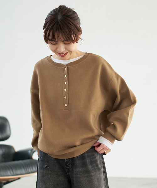 Spick & Span(スピックアンドスパン)の「《WEB限定 / 追加2》メタルボタンヘンリーネックニット(ニット/セーター・レディース・ブラック/グレー/キャメル・FREE)」の14枚目の写真