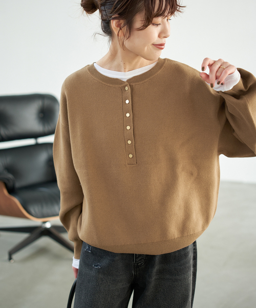 Spick & Span(スピックアンドスパン)の「《WEB限定 / 追加2》メタルボタンヘンリーネックニット(ニット/セーター・レディース・ブラック/グレー/キャメル・FREE)」の17枚目の写真