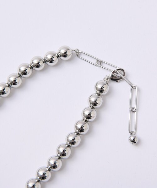 La boutique BonBon（ラブティックボンボン）の「メタルボールショートネックレス（ネックレス・レディース・ゴールド/シルバー・FREE）」の3枚目の写真