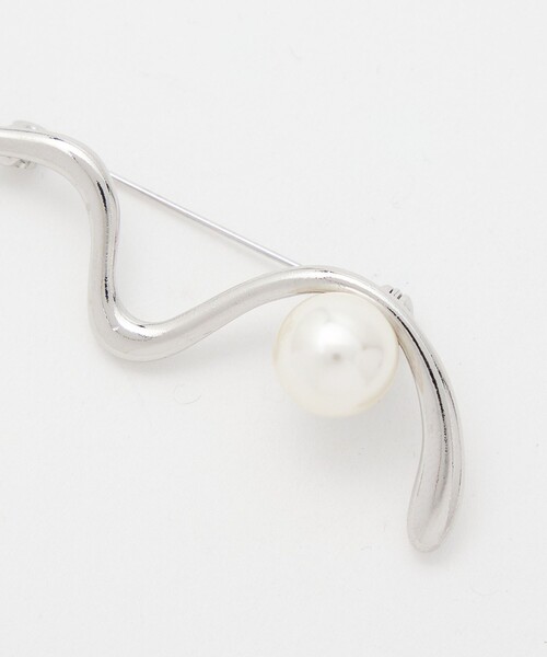 green label relaxing（グリーンレーベルリラクシング）の「ウェーブ&フェイクパール ブローチ（ブローチ/コサージュ・レディース・ゴールド/シルバー・FREE）」の5枚目の写真