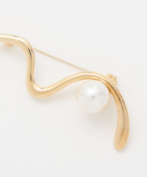 green label relaxing（グリーンレーベルリラクシング）の「ウェーブ&フェイクパール ブローチ（ブローチ/コサージュ・レディース・ゴールド/シルバー・FREE）」の6枚目の写真