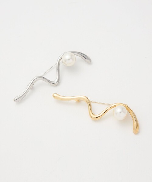 green label relaxing（グリーンレーベルリラクシング）の「ウェーブ&フェイクパール ブローチ（ブローチ/コサージュ・レディース・ゴールド/シルバー・FREE）」の7枚目の写真