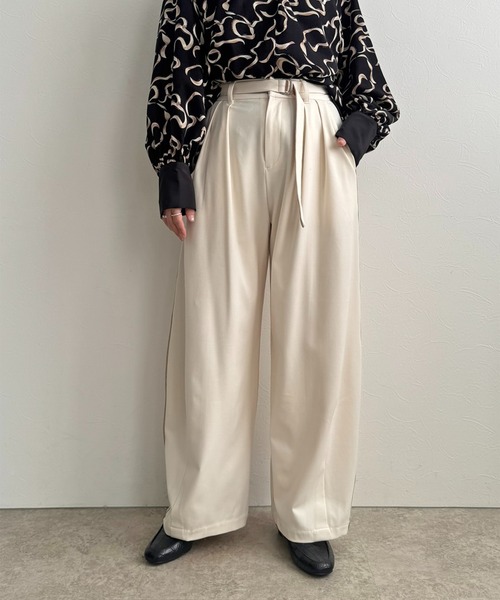 LHELBIE(レルビエ)の「カービーパンツ(その他パンツ・レディース・アイボリー/ブラック/グレイッシュベージュ・M)」の15枚目の写真