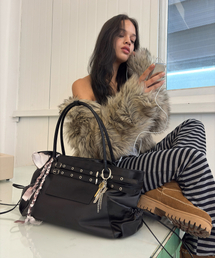 YEOMIMの「medium slash hobo bag (black)（ショルダーバッグ）」