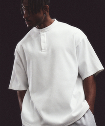 SAPIENS（サピエンス）の「Waffle Henley Neck Overfit Short Sleeve T-Shirt in White（Tシャツ/カットソー）」