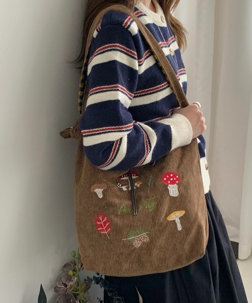 SHOUYO(ショウヨウ)の「きのこ刺繍入り コーデュロイショルダートートバッグ(トートバッグ・レディース・オフホワイト/ブルー/レッド/ブラウン・M)」の2枚目の写真