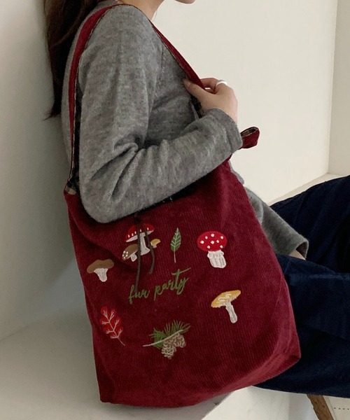 SHOUYO(ショウヨウ)の「きのこ刺繍入り コーデュロイショルダートートバッグ(トートバッグ・レディース・オフホワイト/ブルー/レッド/ブラウン・M)」の4枚目の写真