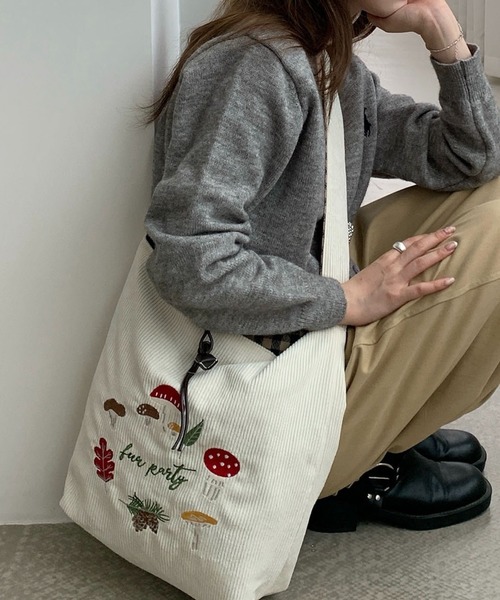 SHOUYO(ショウヨウ)の「きのこ刺繍入り コーデュロイショルダートートバッグ(トートバッグ・レディース・オフホワイト/ブルー/レッド/ブラウン・M)」の5枚目の写真