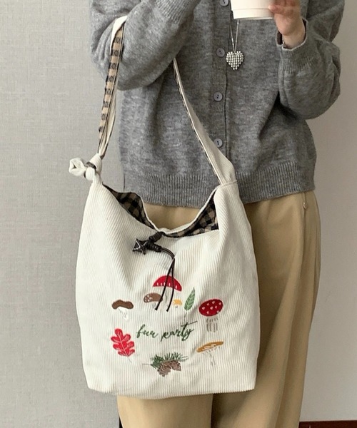SHOUYO(ショウヨウ)の「きのこ刺繍入り コーデュロイショルダートートバッグ(トートバッグ・レディース・オフホワイト/ブルー/レッド/ブラウン・M)」の6枚目の写真
