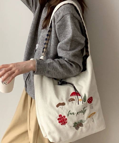 SHOUYO(ショウヨウ)の「きのこ刺繍入り コーデュロイショルダートートバッグ(トートバッグ・レディース・オフホワイト/ブルー/レッド/ブラウン・M)」の7枚目の写真