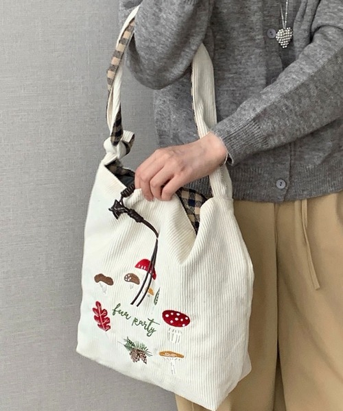 SHOUYO(ショウヨウ)の「きのこ刺繍入り コーデュロイショルダートートバッグ(トートバッグ・レディース・オフホワイト/ブルー/レッド/ブラウン・M)」の8枚目の写真