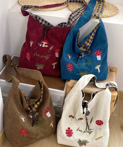 SHOUYO(ショウヨウ)の「きのこ刺繍入り コーデュロイショルダートートバッグ(トートバッグ・レディース・オフホワイト/ブルー/レッド/ブラウン・M)」の9枚目の写真