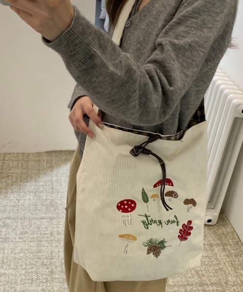 SHOUYO(ショウヨウ)の「きのこ刺繍入り コーデュロイショルダートートバッグ(トートバッグ・レディース・オフホワイト/ブルー/レッド/ブラウン・M)」の10枚目の写真