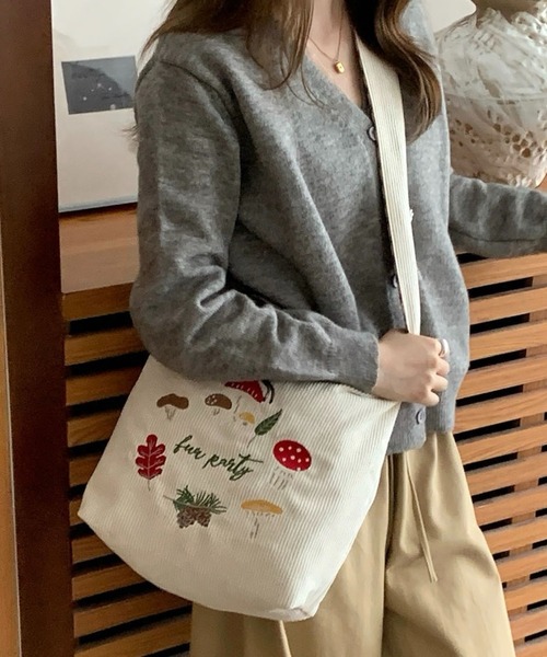 SHOUYO(ショウヨウ)の「きのこ刺繍入り コーデュロイショルダートートバッグ(トートバッグ・レディース・オフホワイト/ブルー/レッド/ブラウン・M)」の11枚目の写真