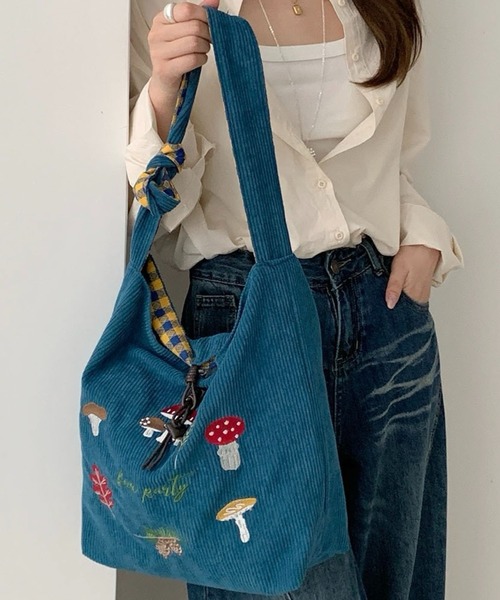 SHOUYO(ショウヨウ)の「きのこ刺繍入り コーデュロイショルダートートバッグ(トートバッグ・レディース・オフホワイト/ブルー/レッド/ブラウン・M)」の12枚目の写真