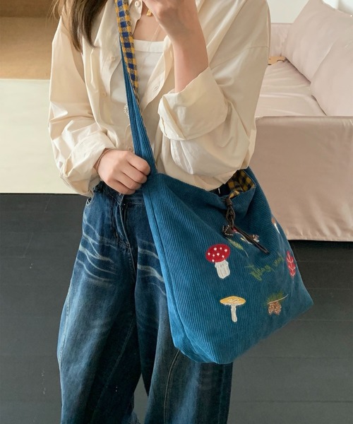 SHOUYO(ショウヨウ)の「きのこ刺繍入り コーデュロイショルダートートバッグ(トートバッグ・レディース・オフホワイト/ブルー/レッド/ブラウン・M)」の13枚目の写真