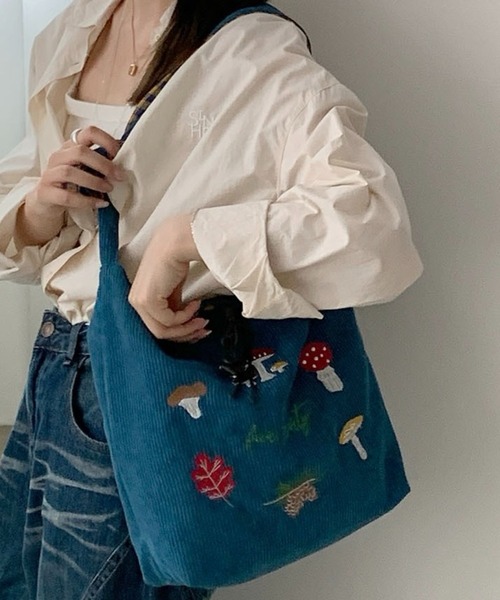 SHOUYO(ショウヨウ)の「きのこ刺繍入り コーデュロイショルダートートバッグ(トートバッグ・レディース・オフホワイト/ブルー/レッド/ブラウン・M)」の14枚目の写真