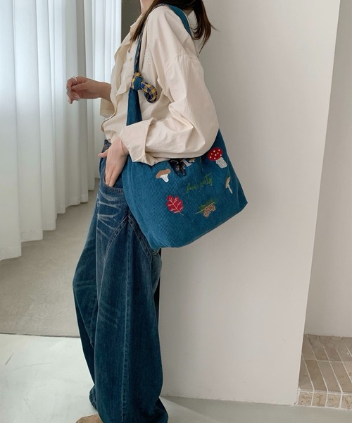 SHOUYO(ショウヨウ)の「きのこ刺繍入り コーデュロイショルダートートバッグ(トートバッグ・レディース・オフホワイト/ブルー/レッド/ブラウン・M)」の15枚目の写真