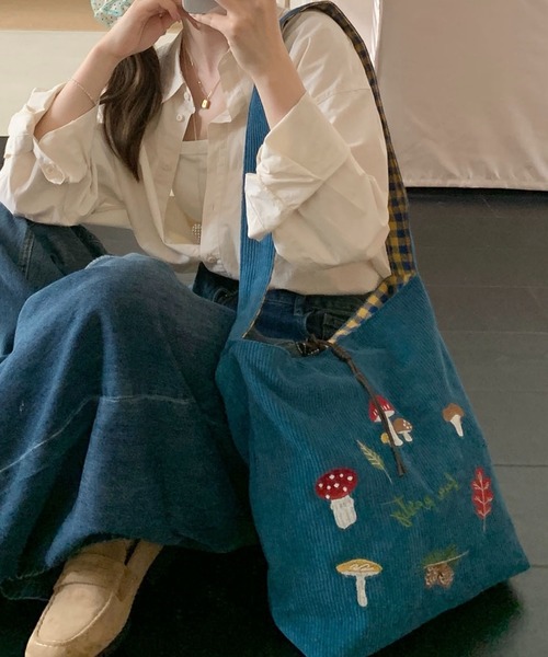 SHOUYO(ショウヨウ)の「きのこ刺繍入り コーデュロイショルダートートバッグ(トートバッグ・レディース・オフホワイト/ブルー/レッド/ブラウン・M)」の16枚目の写真