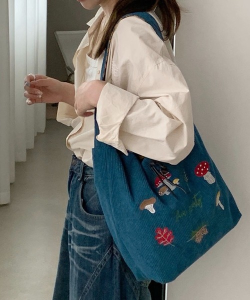 SHOUYO(ショウヨウ)の「きのこ刺繍入り コーデュロイショルダートートバッグ(トートバッグ・レディース・オフホワイト/ブルー/レッド/ブラウン・M)」の17枚目の写真