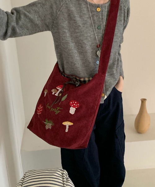 SHOUYO(ショウヨウ)の「きのこ刺繍入り コーデュロイショルダートートバッグ(トートバッグ・レディース・オフホワイト/ブルー/レッド/ブラウン・M)」の18枚目の写真