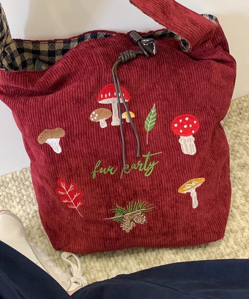 SHOUYO(ショウヨウ)の「きのこ刺繍入り コーデュロイショルダートートバッグ(トートバッグ・レディース・オフホワイト/ブルー/レッド/ブラウン・M)」の19枚目の写真