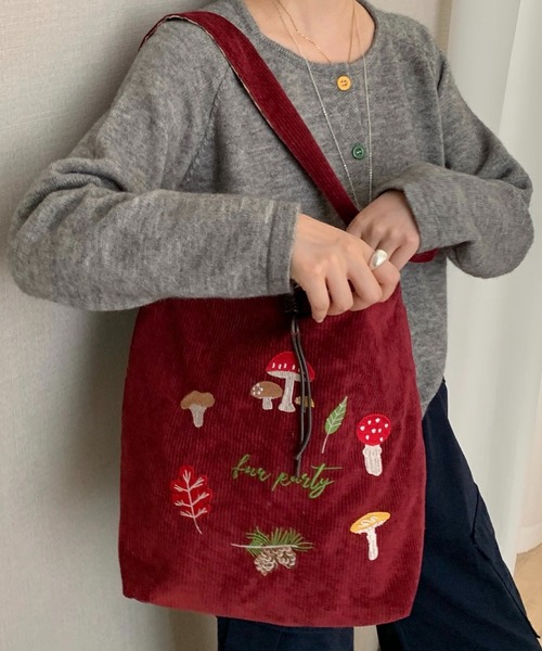 SHOUYO(ショウヨウ)の「きのこ刺繍入り コーデュロイショルダートートバッグ(トートバッグ・レディース・オフホワイト/ブルー/レッド/ブラウン・M)」の20枚目の写真