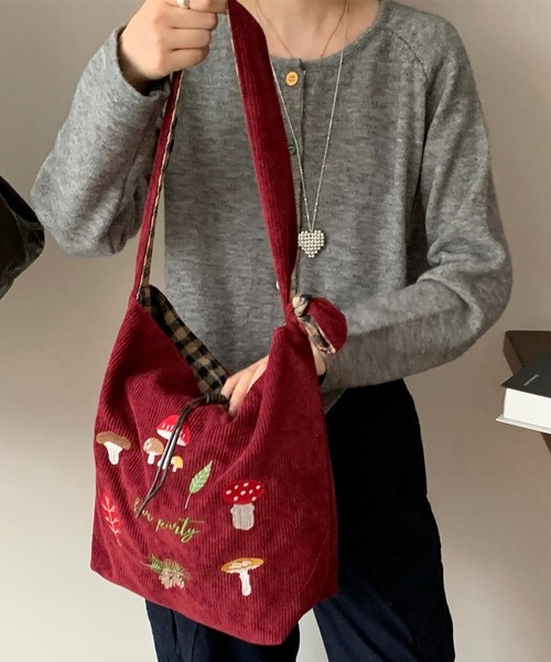 SHOUYO(ショウヨウ)の「きのこ刺繍入り コーデュロイショルダートートバッグ(トートバッグ・レディース・オフホワイト/ブルー/レッド/ブラウン・M)」の21枚目の写真