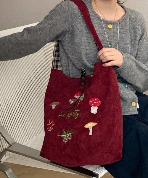 SHOUYO(ショウヨウ)の「きのこ刺繍入り コーデュロイショルダートートバッグ(トートバッグ・レディース・オフホワイト/ブルー/レッド/ブラウン・M)」の22枚目の写真