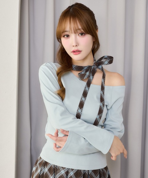 one after another NICE CLAUP(ワンアフターアナザーナイスクラップ)の「ネックリボンカットソー(Tシャツ/カットソー・レディース・アイボリー/ブラック/サックスブルー/ネイビー・FREE)」の4枚目の写真