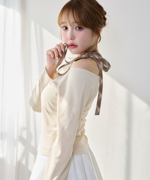 one after another NICE CLAUP(ワンアフターアナザーナイスクラップ)の「ネックリボンカットソー(Tシャツ/カットソー・レディース・アイボリー/ブラック/サックスブルー/ネイビー・FREE)」の2枚目の写真