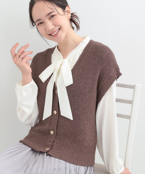 SHOO・LA・RUE（シューラルー）の「【S-LL/洗濯機可】気軽にレイヤード 前開きざっくりニットベスト（ベスト・レディース・ダークブラウン/アイボリー/チャコールグレー・04/03/02/01）」の3枚目の写真