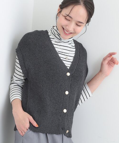 SHOO・LA・RUE（シューラルー）の「【S-LL/洗濯機可】気軽にレイヤード 前開きざっくりニットベスト（ベスト・レディース・ダークブラウン/アイボリー/チャコールグレー・04/03/02/01）」の2枚目の写真