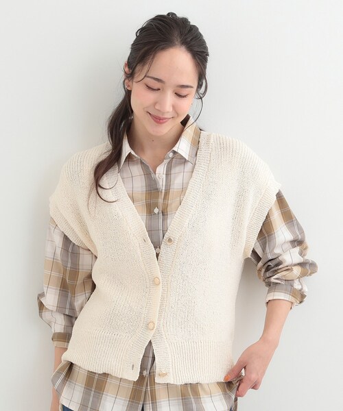 SHOO・LA・RUE（シューラルー）の「【S-LL/洗濯機可】気軽にレイヤード 前開きざっくりニットベスト（ベスト・レディース・ダークブラウン/アイボリー/チャコールグレー・04/03/02/01）」の8枚目の写真