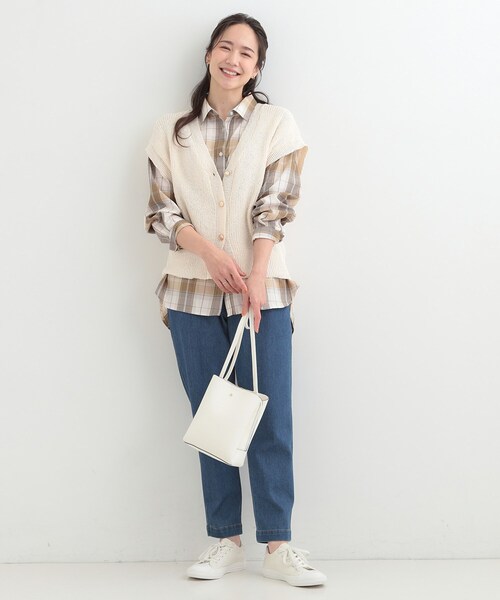 SHOO・LA・RUE（シューラルー）の「【S-LL/洗濯機可】気軽にレイヤード 前開きざっくりニットベスト（ベスト・レディース・ダークブラウン/アイボリー/チャコールグレー・04/03/02/01）」の10枚目の写真