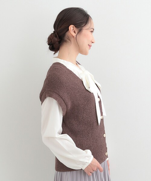 SHOO・LA・RUE（シューラルー）の「【S-LL/洗濯機可】気軽にレイヤード 前開きざっくりニットベスト（ベスト・レディース・ダークブラウン/アイボリー/チャコールグレー・04/03/02/01）」の13枚目の写真
