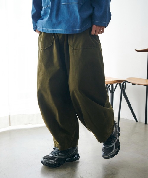 MAISON CLUB(メゾンクラブ)の「【MAISON CLUB】Balloon Fatigue Pants(カーゴパンツ・メンズ・ホワイト/ネイビー/カーキ・S/M/L)」の2枚目の写真
