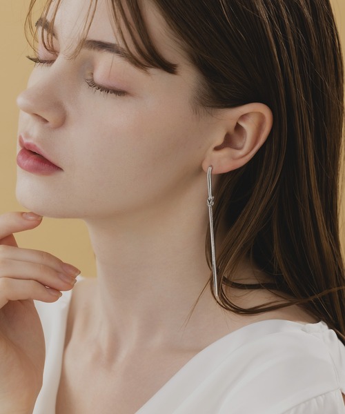 LA MUe（ラミュー）の「【LA MUe】ニッケルフリー ノットチェーン ロングピアス（ピアス（両耳用）・レディース・シルバー/ゴールド・FREE）」の3枚目の写真