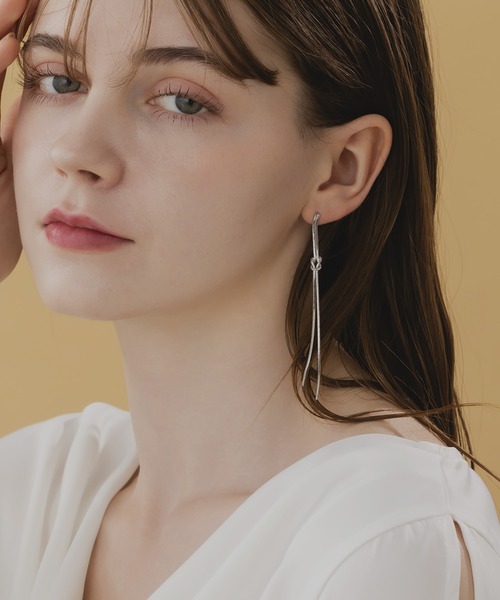 LA MUe（ラミュー）の「【LA MUe】ニッケルフリー ノットチェーン ロングピアス（ピアス（両耳用）・レディース・シルバー/ゴールド・FREE）」の4枚目の写真