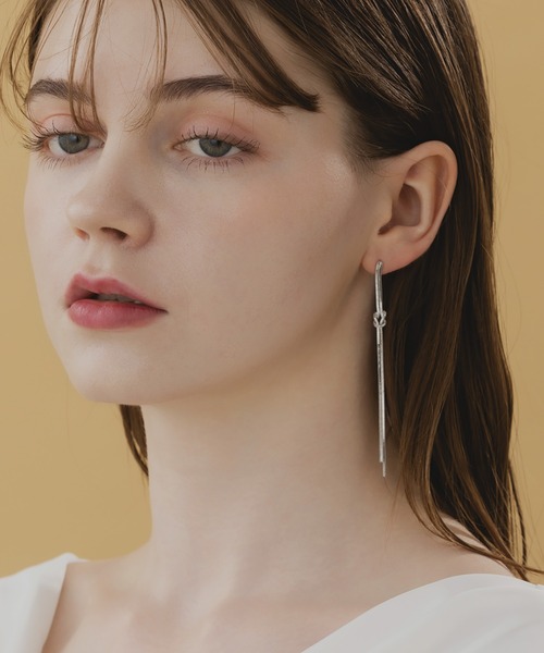LA MUe（ラミュー）の「【LA MUe】ニッケルフリー ノットチェーン ロングピアス（ピアス（両耳用）・レディース・シルバー/ゴールド・FREE）」の6枚目の写真