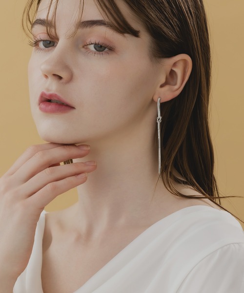 LA MUe（ラミュー）の「【LA MUe】ニッケルフリー ノットチェーン ロングピアス（ピアス（両耳用）・レディース・シルバー/ゴールド・FREE）」の7枚目の写真